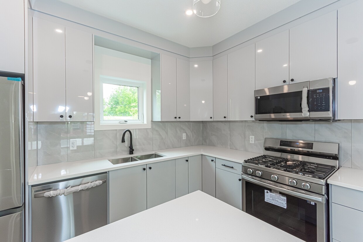 Primary Photo - 14912-14109 109 Ave