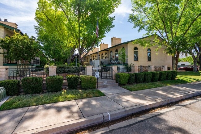 Building Photo - Fully Remodeled Townhome in the Heart of D...