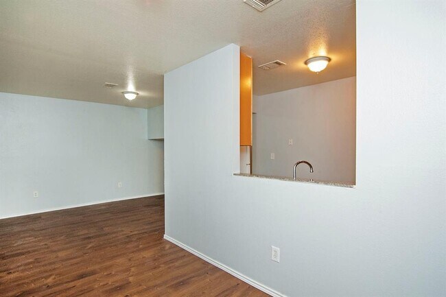 Foto del edificio - 7630 Anson Cir
