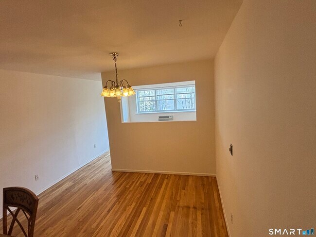 Foto del edificio - 637 Cove Rd