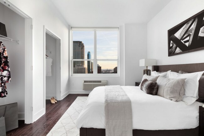 Building Photo - 60 Bay St