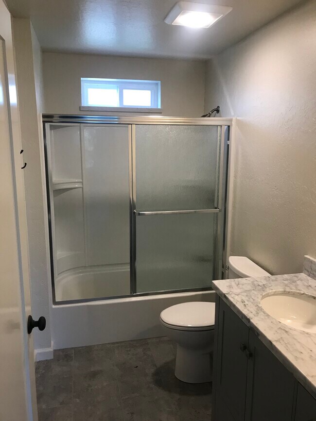 Dos baños completos. - 314 Rigg St