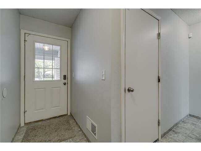 Building Photo - 1068 Regency Dr