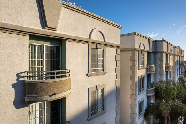 Balcones - Lakeview Apartments