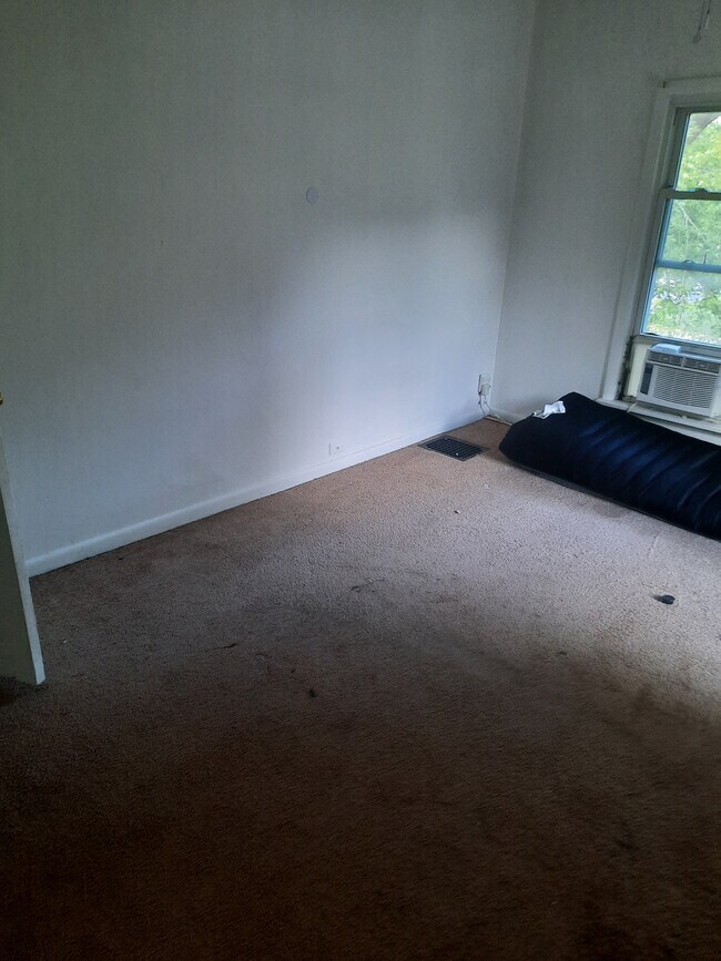 Dormitorio - 219 S Main St