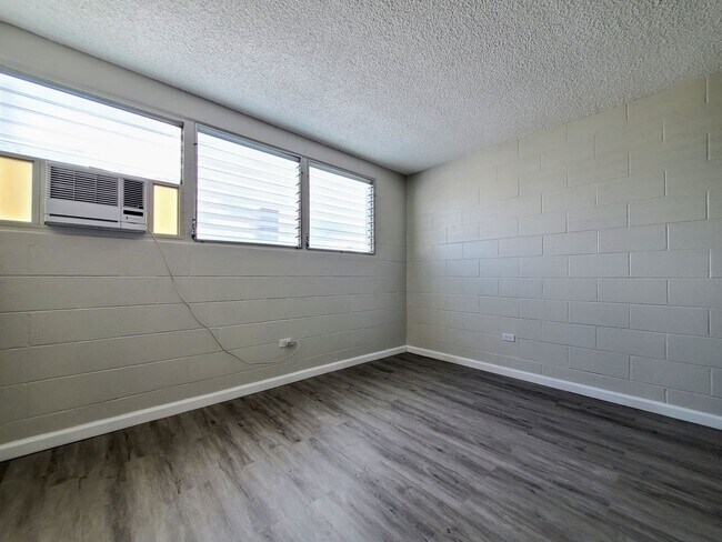Foto del edificio - Available Now | Unfurnished 1 Bedroom, 1 Bath 2nd Floor Walk-up with 1 Assigned Parking Stall