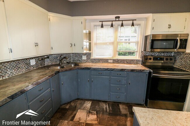 Building Photo - Beautiful five bedroom home in a neighborh...