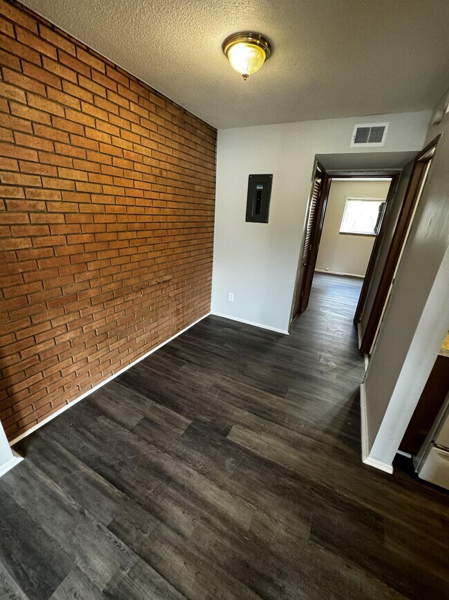 Building Photo - 605 Ewing Ave