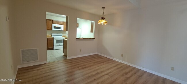 Building Photo - 85 Debarry Ave