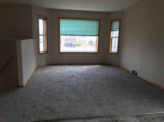 Building Photo - 4 Bed 0 Bath Unit in Red Deer, AB