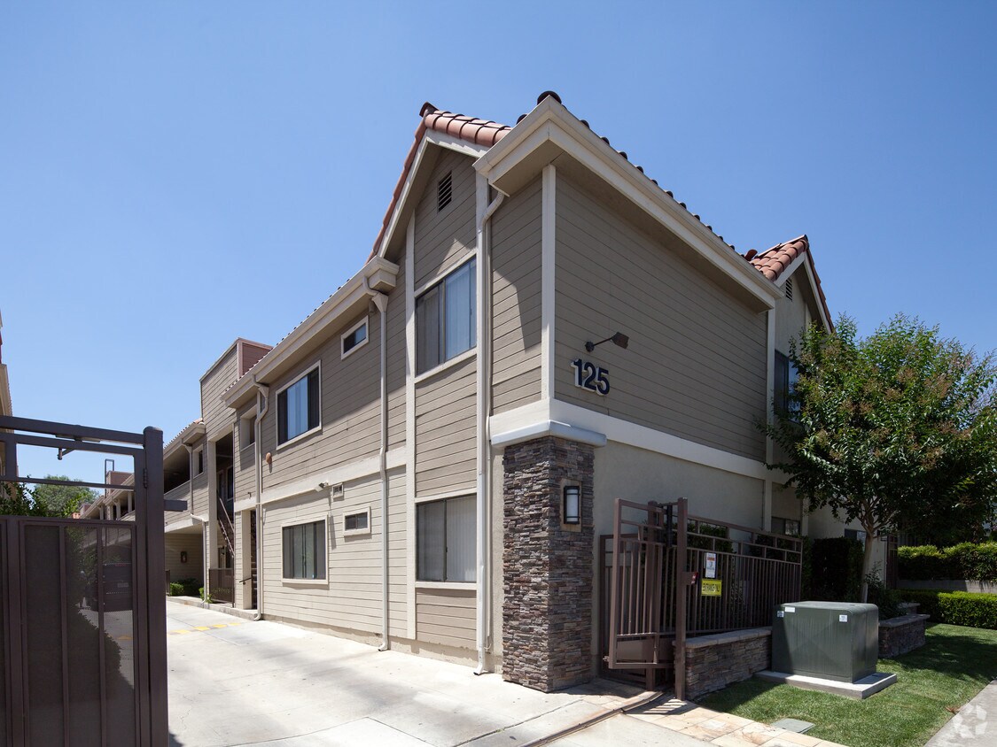Primary Photo - 125-129 S California St