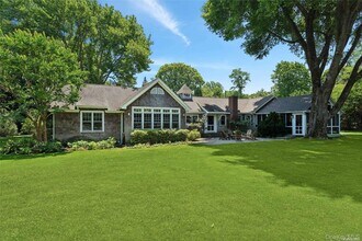 Building Photo - 695 Main St