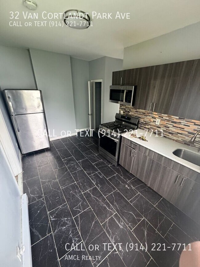 Foto del edificio - 32 Van Cortlandt Park Ave