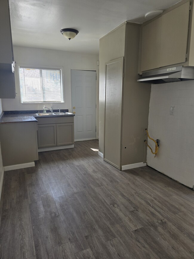 Kitchen - 10210 S Main St