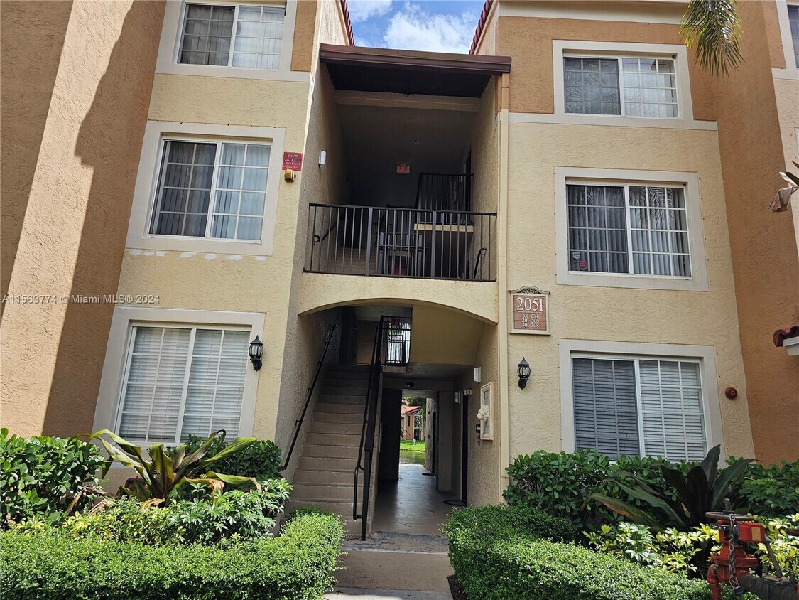 Primary Photo - 2051 Renaissance Blvd