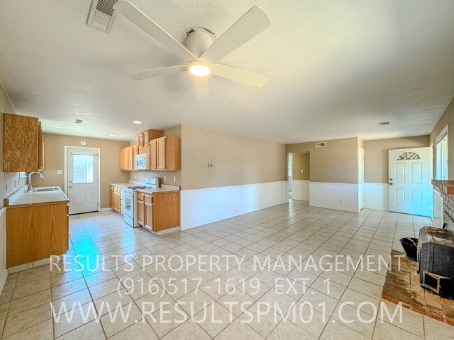Foto del edificio - Charming Roseville Corner-Lot Home with RV...