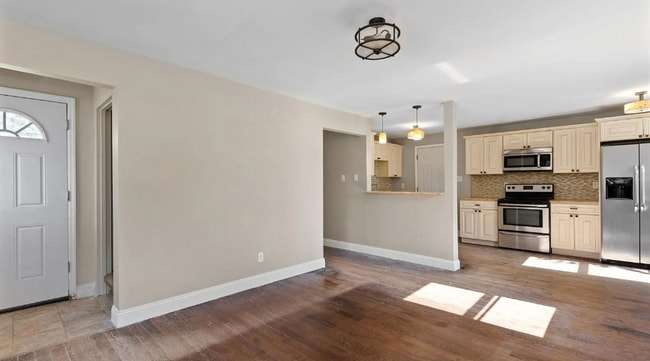 Building Photo - 5592 Raceview Ave
