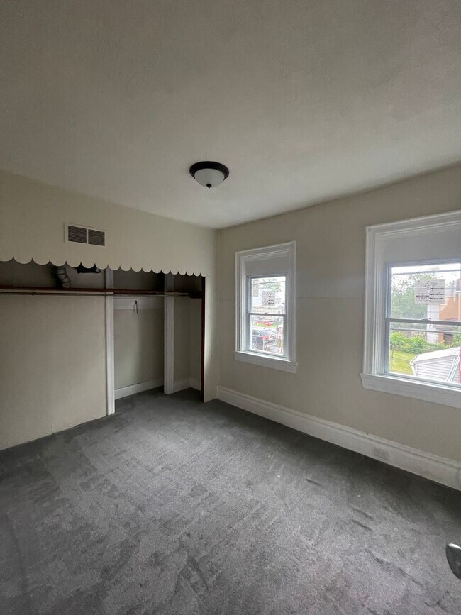 Building Photo - Available July 1st! 3 Bed 1.5 Single Family Home!