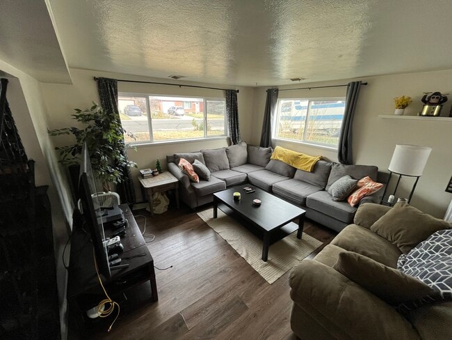 Living Room - 3226 Gladiola Dr House