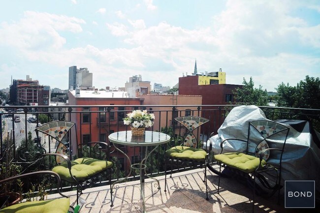 Building Photo - 210 Java St