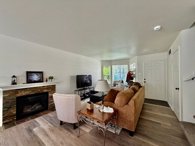 Acogedor espacio habitable con pisos nuevos de vinilo de lujo y alfombra en toda la vivienda. - 204 SW Moorea Ln
