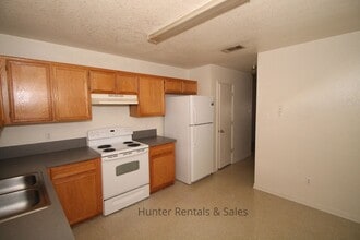 Building Photo - 921 Rosewood Dr