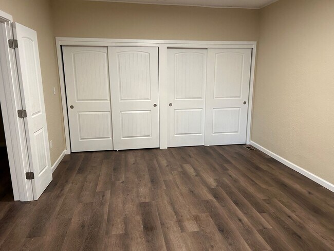 Building Photo - Centrally located Apartment