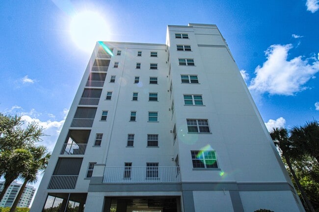 Building Photo - **VANDERBILT TOWERS**3BEDS/2BATHS**BAY VIEWS**WALK TO THE BEACH**