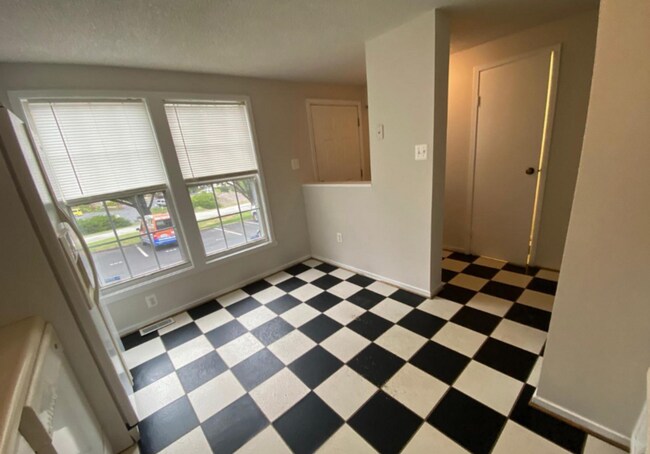 Building Photo - 405 Carnaby St