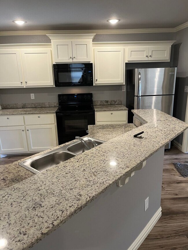 Foto del edificio - **Call Heather at 479-208-0305 to discuss ...