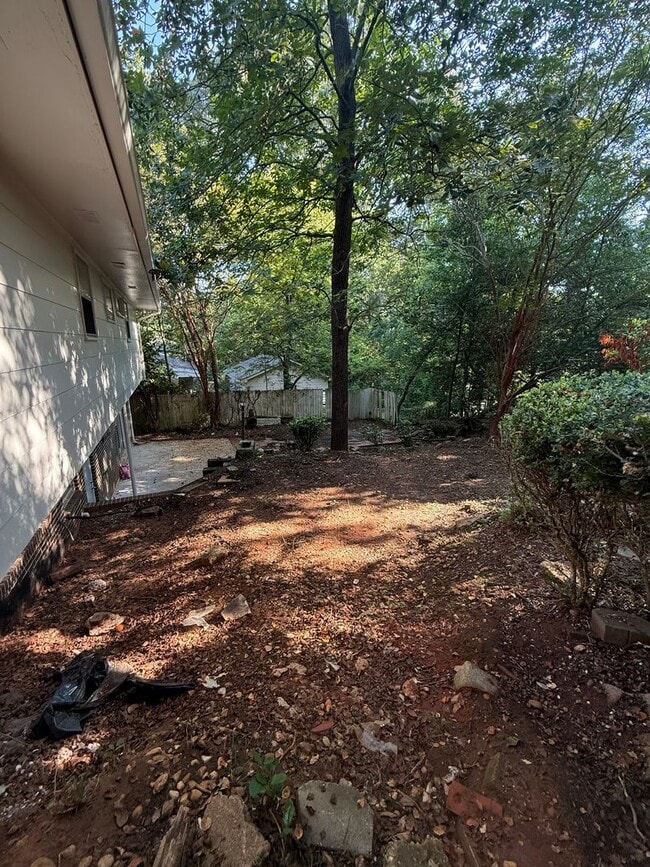 Building Photo - **5 Bedroom 3 bath located in Forest Hills...