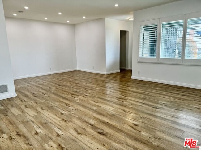 Foto del edificio - 2415 W 129th St