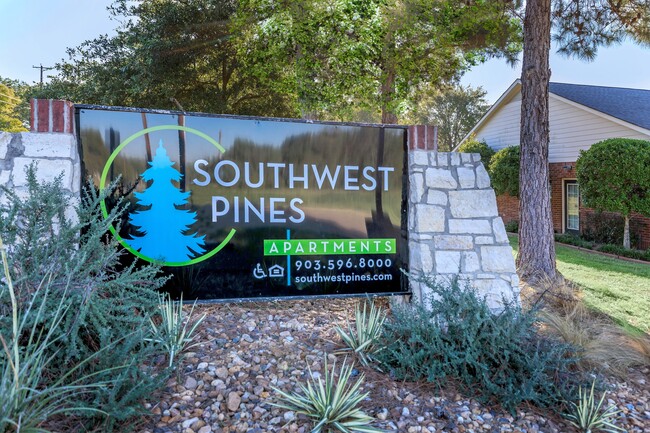 Letrero conmemorativo de Southwest Pines: comunidad de primer nivel en Tyler, TX - Southwest Pines