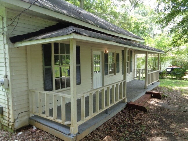 Building Photo - Cute as a button! 2 bed, 1 full bath, reno...