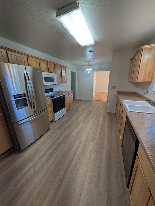 Building Photo - 3 Bedroom 2 Bath-House