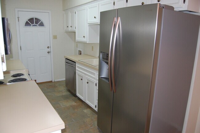 Building Photo - Beautifully upgraded condo