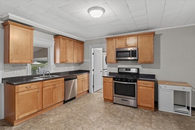 Building Photo - 146 River St