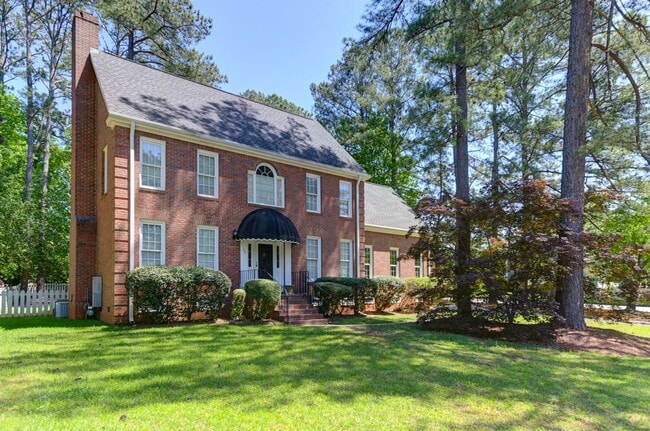 Building Photo - Beautiful home, with large yard in the Har...