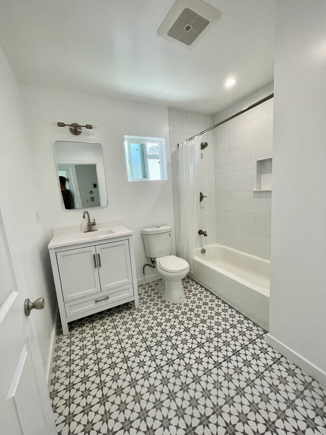 Baño - 3542 W 132nd St