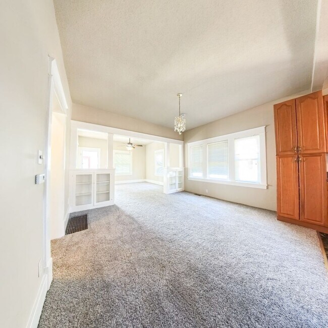 Foto del edificio - Newly updated 5 bedroom 2 bathroom home