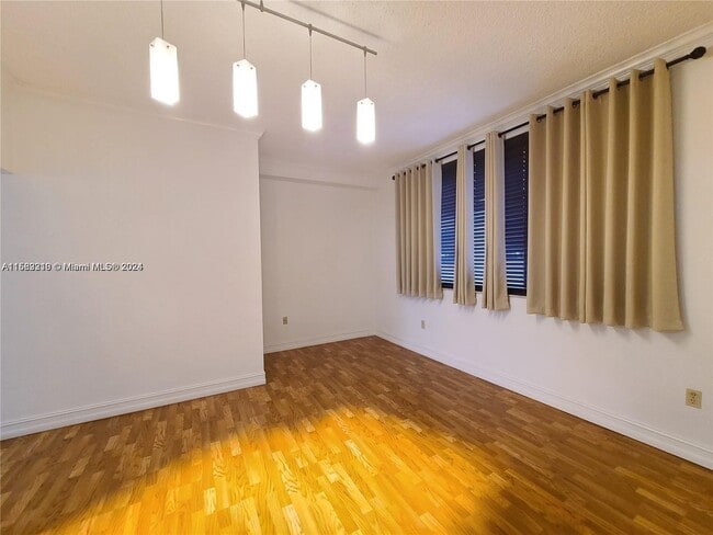 Building Photo - 540 Brickell Key Dr