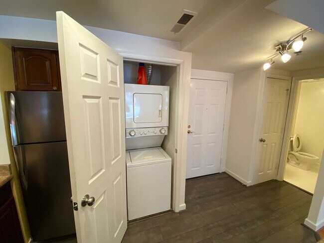 In unit laundry - 1050 N Taylor St