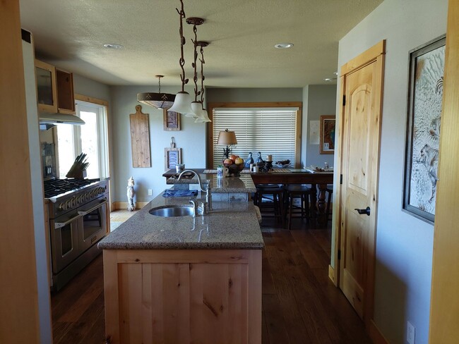 Building Photo - Furnished luxury home in the Keys
