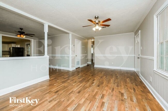 Building Photo - 8065 Huntington Dr