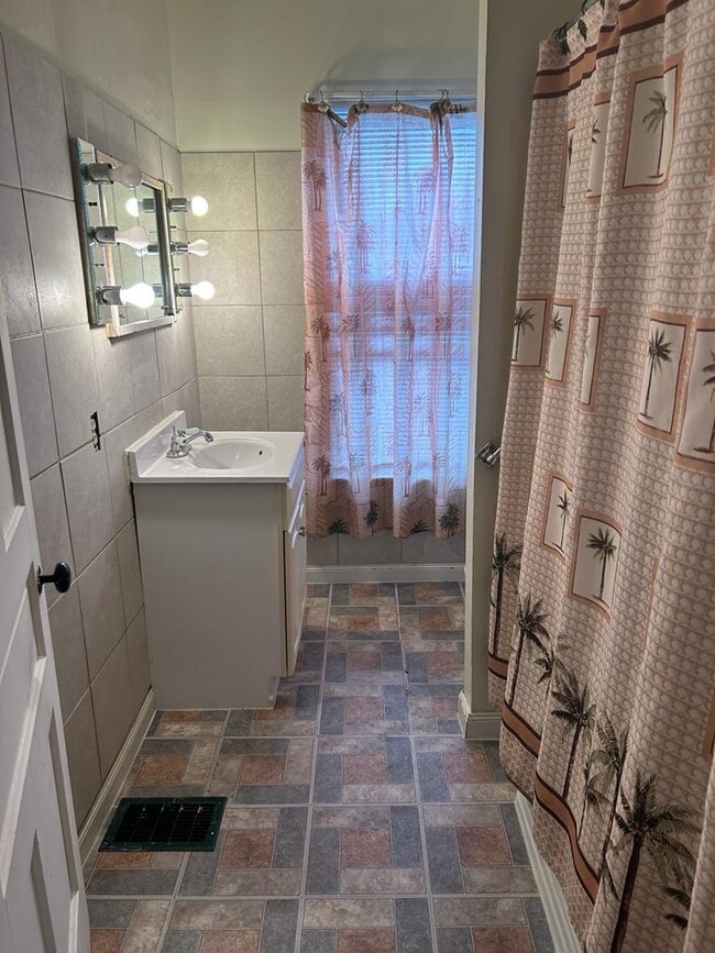 Building Photo - 152 W Warrington Ave