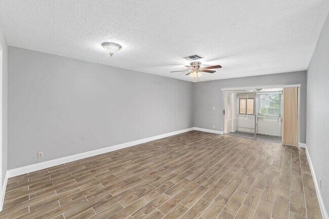Building Photo - 2567 Dudley Dr W