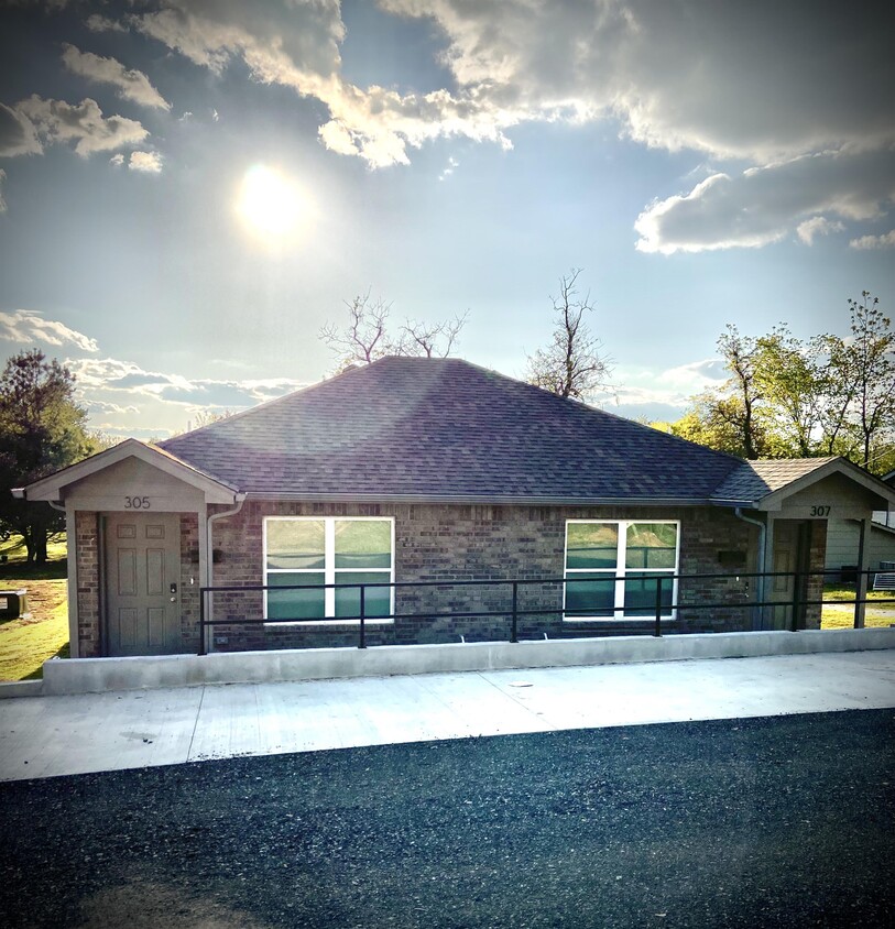 Primary Photo - 305 N Franklin Ave