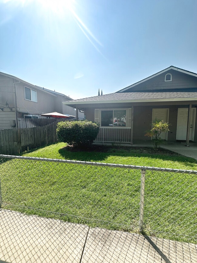 Fenced Front Yard and Patio - 1107 Niantic St