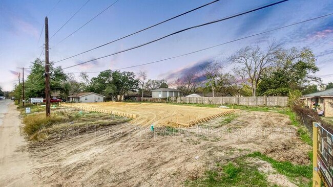 Building Photo - 213 Lynn Dr