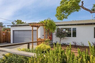 Building Photo - 400 La Casa Ave